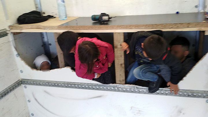 Policie odhalila v dodávce na D1 třináct migrantů, tísnili se za falešnou zástěnou