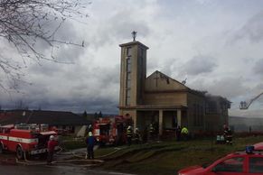Foto: Hasiči bojovali 19 hodin s požárem kostela na Písecku