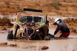 45. ročník Rallye Dakar je už týden minulostí. Soutěž, která se v roce 2020 přesunula z Jižní Ameriky do Saúdské Arábie, nabídla skutečně náročnou trasu. Závodníky potrápil i nečekaný déšť, který z některých řek udělal doslova bahenní pasti.
