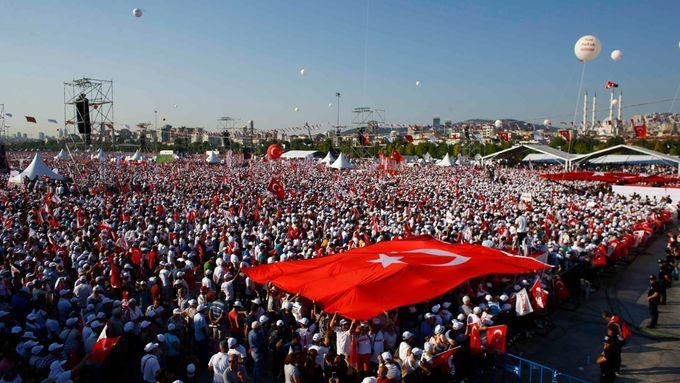 Příznivci opoziční strany CHP protestují v Istanbulu.