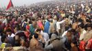 Hindu devotees get dressed after taking dip during the first "Shahi Snan" (grand bath) at the ongoing "Kumbh Mela", or Pitcher Festival, in the northern Indian city of Allahabad January 14, 2013. Upwards of a million elated Hindu holy men and pilgrims took a bracing plunge in India's sacred Ganges river to wash away lifetimes of sins on Monday, in a raucous start to an ever-growing religious gathering that is already the world's largest. REUTERS/Jitendra Prakash (INDIA - Tags: RELIGION SOCIETY) Published: Led. 14, 2013, 12:06 odp.