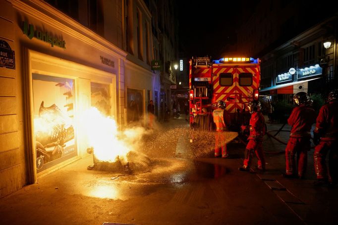 Násilné nepokoje pokračovaly už čtvrtou noc. Policie zadržela stovky lidí.