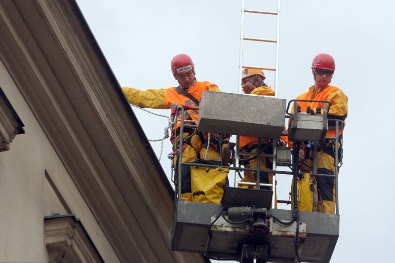 Greenpeace znova na střeše sídla vlády.