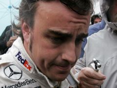 Frustrovaný Fernando Alonso v boxech ve Fudží po odstoupení z Velké ceny Japonska.