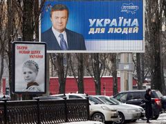 Rivalové na plakátech: Julie Tymošenková a Viktor Janukovyč v centru Kyjeva.