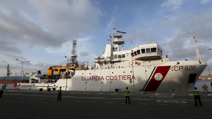 Migranty od rybářů, kteří je zachránili, přebrala loď italské pobřežní stráže Gregoretti.