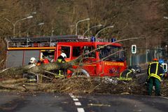 Silná bouře si na západě Evropy vyžádala 12 mrtvých, vlaky se znovu rozjíždí