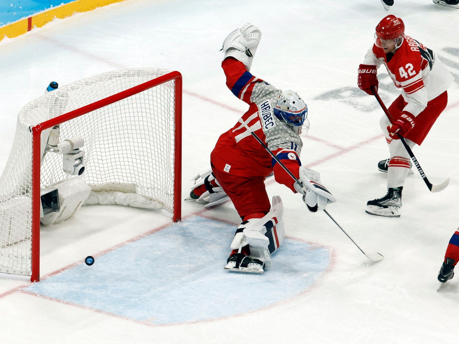 OH 2022, Peking, hokej, Česko - Dánsko, Šimon Hrubec inkasuje gól