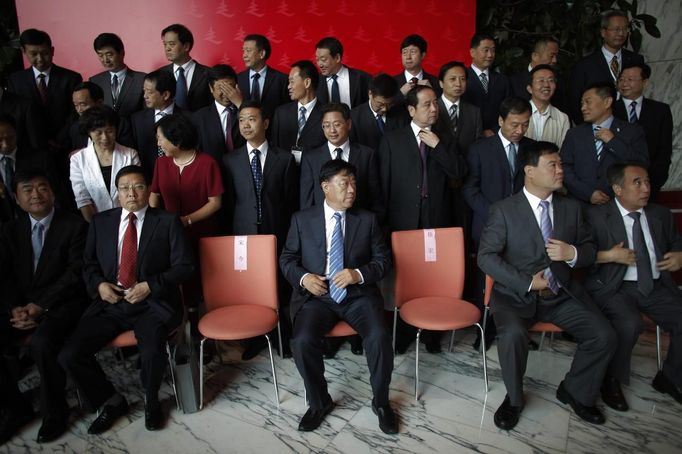 Trainees prepare to pose for a group photo after attending a training course at the communist party school called China Executive Leadership Academy of Pudong in Shanghai, September 24, 2012. China's Communist Party has dramatically stepped up its training of the country's roughly 40 million party and government officials in the past decade. With public scrutiny of cadre behaviour growing via social media, the party is likely to call for continued, and deepened, cadre education at the upcoming 18th Party Congress. At the vanguard of this education drive, alongside a Central Party School in Beijing, are three "Executive Leadership Academies" which opened in 2005 for middle-ranking and senior officials in Shanghai, Yan'an and Jinggangshan. The curriculum covers Marxism, Leninism and Mao Zedong Thought, but students may also take finance courses, receive in-depth media training or role-play crisis management scenarios on everything from disease outbreaks to train wrecks. REUTERS/Carlos Barria (CHINA - Tags: POLITICS SOCIETY) Published: Zář. 24, 2012, 1:29 odp.