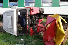 Převrácený traktor zastavil na Domažlicku vlaky