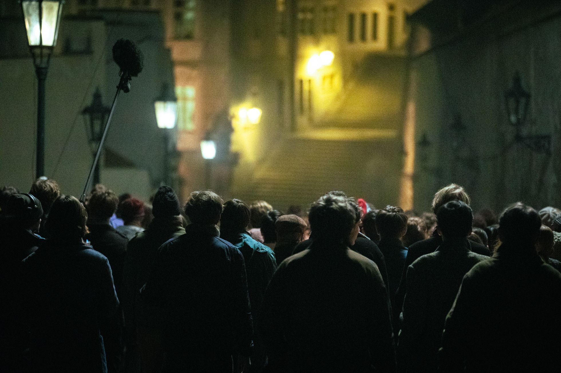 Natáčení filmu Vlny režiséra Jiřího Mádla, poslední natáčecí den, davová scéna, Nerudova ulice v Praze