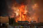 Stovky těžařů opouštějí ropná pole před ničivým požárem v Kanadě. Oheň za hodinu spálí tři kilometry