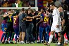 Zklamaný Cristiano Ronaldo prochází kolem radujícího se klubka barcelonských.