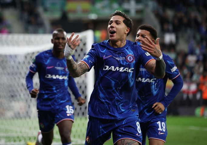 Enzo Fernández slaví gól Chelsea ve finále Konferenční ligy.