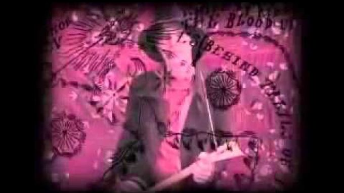 Videoklip ke skladbě At The Hop z 16 let starého alba Niño Rojo.