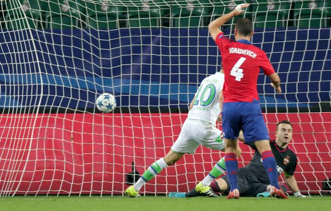 LM, Wolfsburg-CSKA Moskva: Julian Draxler (20) dává gól