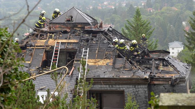 Hasiči rozebírají střechu po nočním požáru někdejší Krejčířovy vily