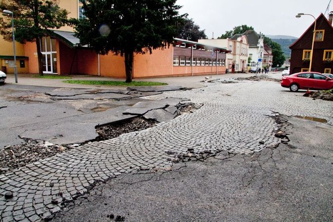 Zdevastovaná křižovatka ulic Soudní a Revoluční.