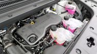Zážehový motor pod přední kapotou slouží jako prodlužovač dojezdu. Zaujme poněkud neorganizované uspořádání nádržek s chladicí kapalinou.