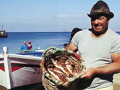 Podmořské bohatství plundrují zejména rybáři.