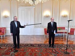 Premiér a šéf ČSSD Bohuslav Sobotka na Pražském hradě představil prezidentu Miloši Zemanovi svůj plán podat demisi až ve druhé polovině května roku 2017. 4. 5. 2017