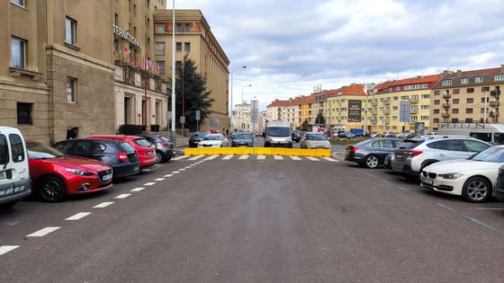 Padesát přestupků za pět minut. Praha chce omezit tranzit, objížďka řidiče mate