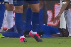 Francouzský fotbalista opět vyděsil spoluhráče, na hřišti zkolaboval. Už poněkolikáté