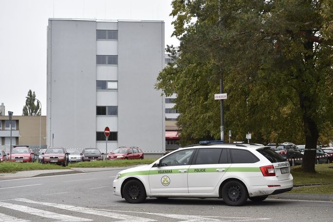 Na snímku automobil vojenské policie poblíž ubytovny.