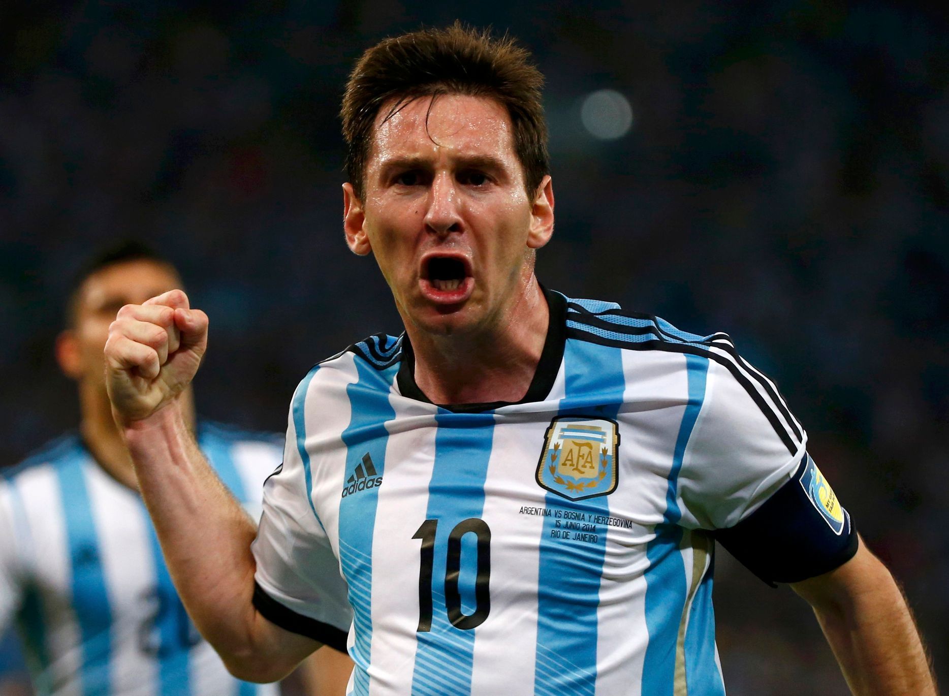 Lionel Messi slaví branku v zápase s Bosnou