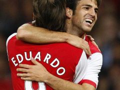 Fotbalisté Arsenalu Cesc Fabregas a Eduardo da Silva se radují ze třetího gólu v síti Sparty.
