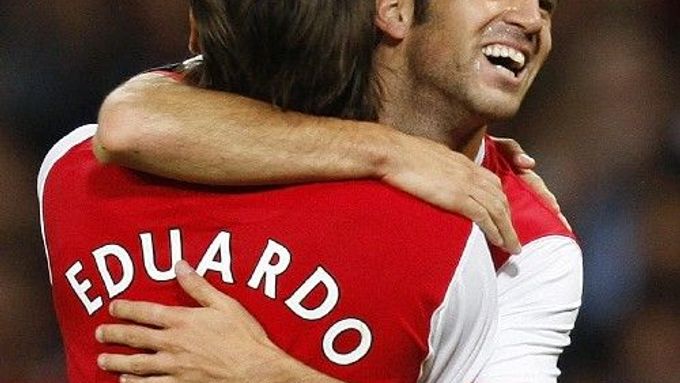 Fotbalisté Arsenalu Cesc Fabregas a Eduardo da Silva se radují ze třetího gólu v síti Sparty.