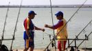 Valeriu Martoiu (L) and Ionel Ghelase (R) of Romania discuss during the 14th Carpfishing World Championship in Corbu village, 310 km (192 miles) east of Bucharest, September 29, 2012. REUTERS/Radu Sigheti (ROMANIA - Tags: SOCIETY) Published: Zář. 29, 2012, 4:34 odp.