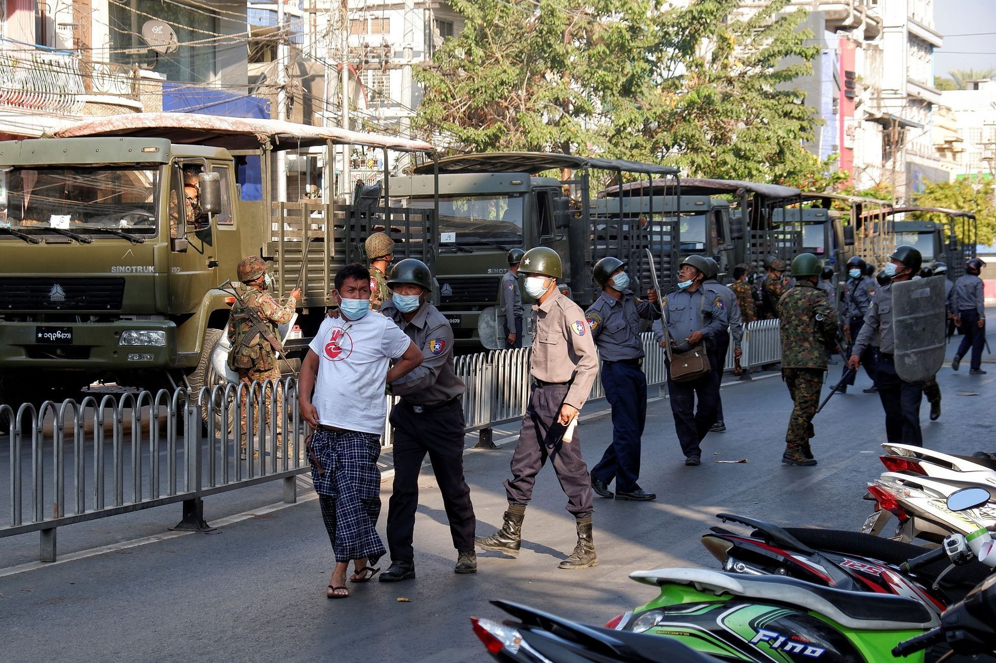 Barmská policie zatýká demonstranta ve městě Mandalaj.