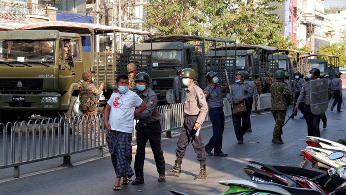 Barmská policie zatýká demonstranta ve městě Mandalaj.