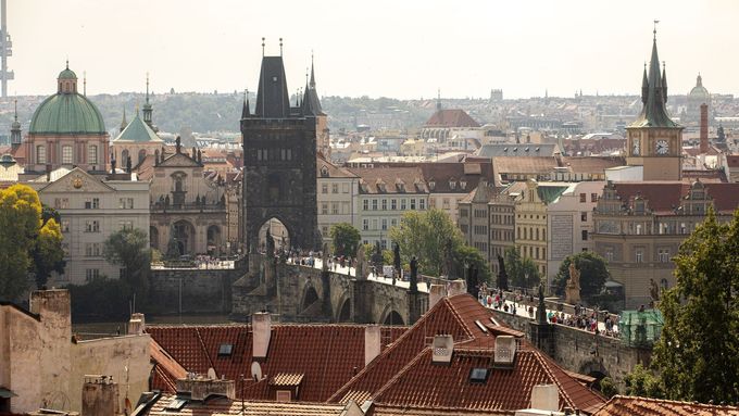 Na pořízení vlastního bytu v české metropoli lidé v roce 2025 průměrně potřebují 15 hrubých ročních mezd, což je o 1,7 mzdy více než loni.