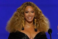 Beyoncé si zopakuje boj s Adele. Grammy mohou získat i Harry Styles nebo Lizzo