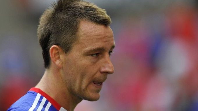 John Terry čelí podezření, že v nedělním zápase s QPR rasisticky urážel Antona Ferdinanda