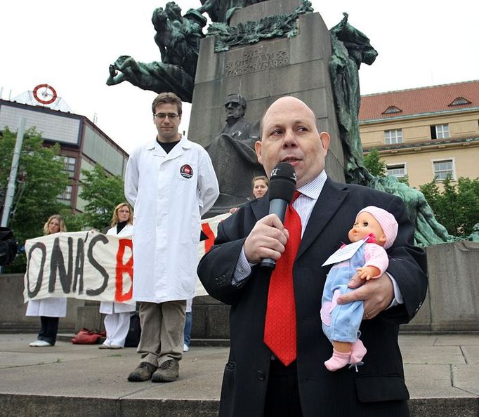 Z ministerstva zdravotnictví přišel mezi studenty mluvčí Tomáš Cikrt s panenkou, aby od nich převzal petici a aby nakonec po čtyřech pronesených větách odešel zpět na ministerstvo i se džbánem "živé" vody.