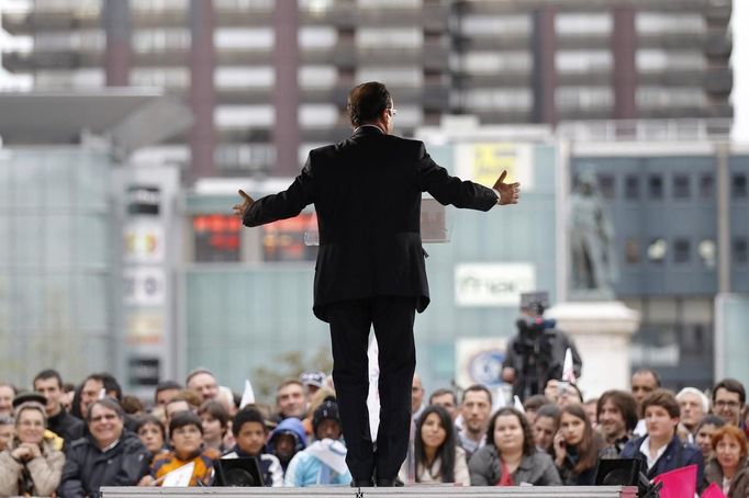 Francois Hollande, Socialist Party presidential candidate, attends a campaign rally in Clermont-Ferrand