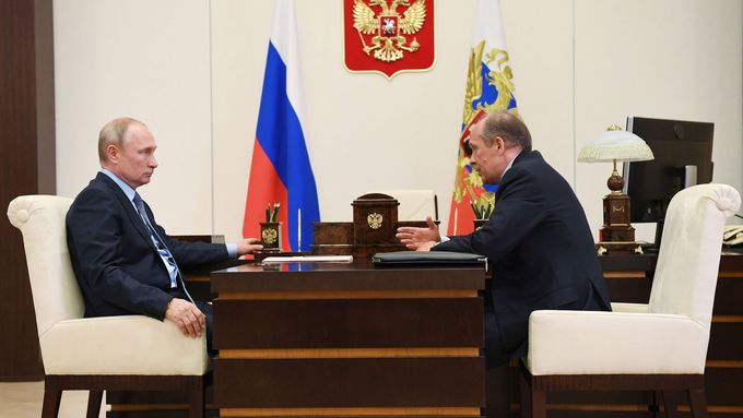 Ruský prezident Vladimir Putin s šéfem kontrarozvědky FSB Alexandrem Bortnikovem na snímku z roku 2020.
