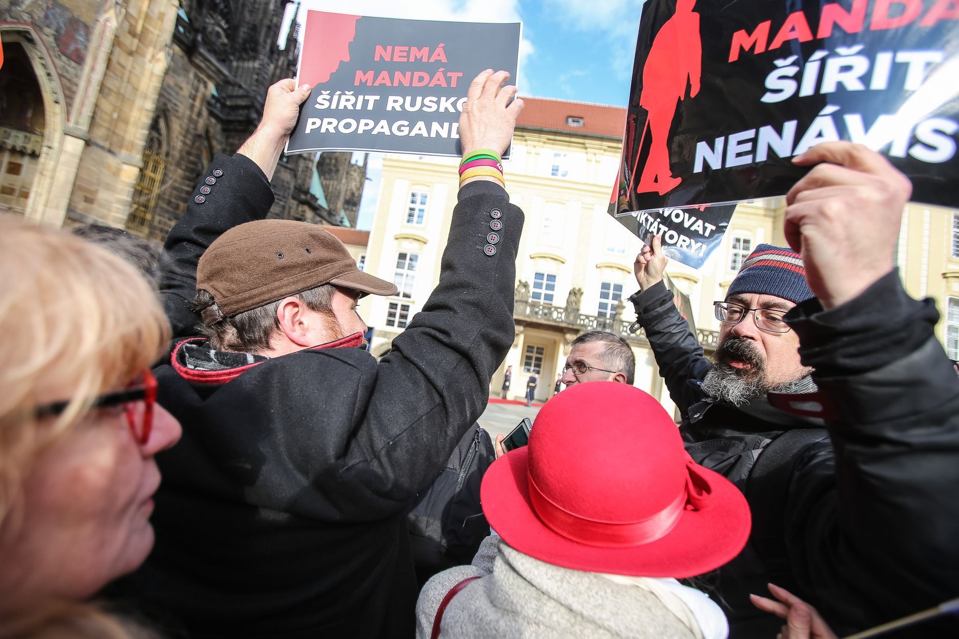Inaugurace prezidenta Miloše Zemana - dění před Hradem, protesty i oslavy