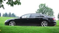 Luxusní limuzína Audi A8 Long je o 13 cm delší než základní verze. Projevují se hlavně v místě na nohy. Příplatek za ně činí 192 tisíc korun, takže není divu, že se v Česku prodá prodloužených verzí jen čtvrtina ze všech "á-osmiček".