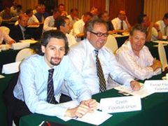 Prezident České florbalové unie Filip Šuman (vlevo) na zasedání Mezinárodní florbalové federace.