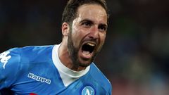 Útočník Neapole Gonzalo Higuaín slaví gól v síti Juventusu