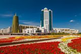 Nyní už bývalý prezident Kazachstánu Nursultan Nazarbajev věnoval rozvoji hlavního města zvláštní pozornost. Na snímku budova parlamentu.