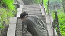 Legless Man Ascends Huashan Mountain By Arms HUAYIN, CHINA - AUGUST 13: (CHINA OUT) Legless man Chen Zhou climbs the Huashan Mountain on August 13, 2012 in Huayin, Shaanxi Province of China. Legless 29-year-old man Chen Zhou from Cangshan of Shandong Province spent two days, 19 hours in total, climbing by arms to the top of Huashan Mountain. Chen lost his legs after falling off a train at the age of 13, but he has since strived to be stronger and joined in many public performances to encourage other people. Chen Zhou will climb the Taishan Mountain in Shandong province in the following months. ( automatický překlad do češtiny )