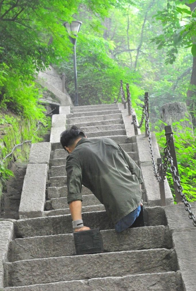 Legless Man Ascends Huashan Mountain By Arms HUAYIN, CHINA - AUGUST 13: (CHINA OUT) Legless man Chen Zhou climbs the Huashan Mountain on August 13, 2012 in Huayin, Shaanxi Province of China. Legless 29-year-old man Chen Zhou from Cangshan of Shandong Province spent two days, 19 hours in total, climbing by arms to the top of Huashan Mountain. Chen lost his legs after falling off a train at the age of 13, but he has since strived to be stronger and joined in many public performances to encourage other people. Chen Zhou will climb the Taishan Mountain in Shandong province in the following months. ( automatický překlad do češtiny )