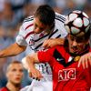 Filip Hološko (Besiktas) se snaží přeskočit Garryho Nevilla (Manchester United) v utkání Ligy mistrů.