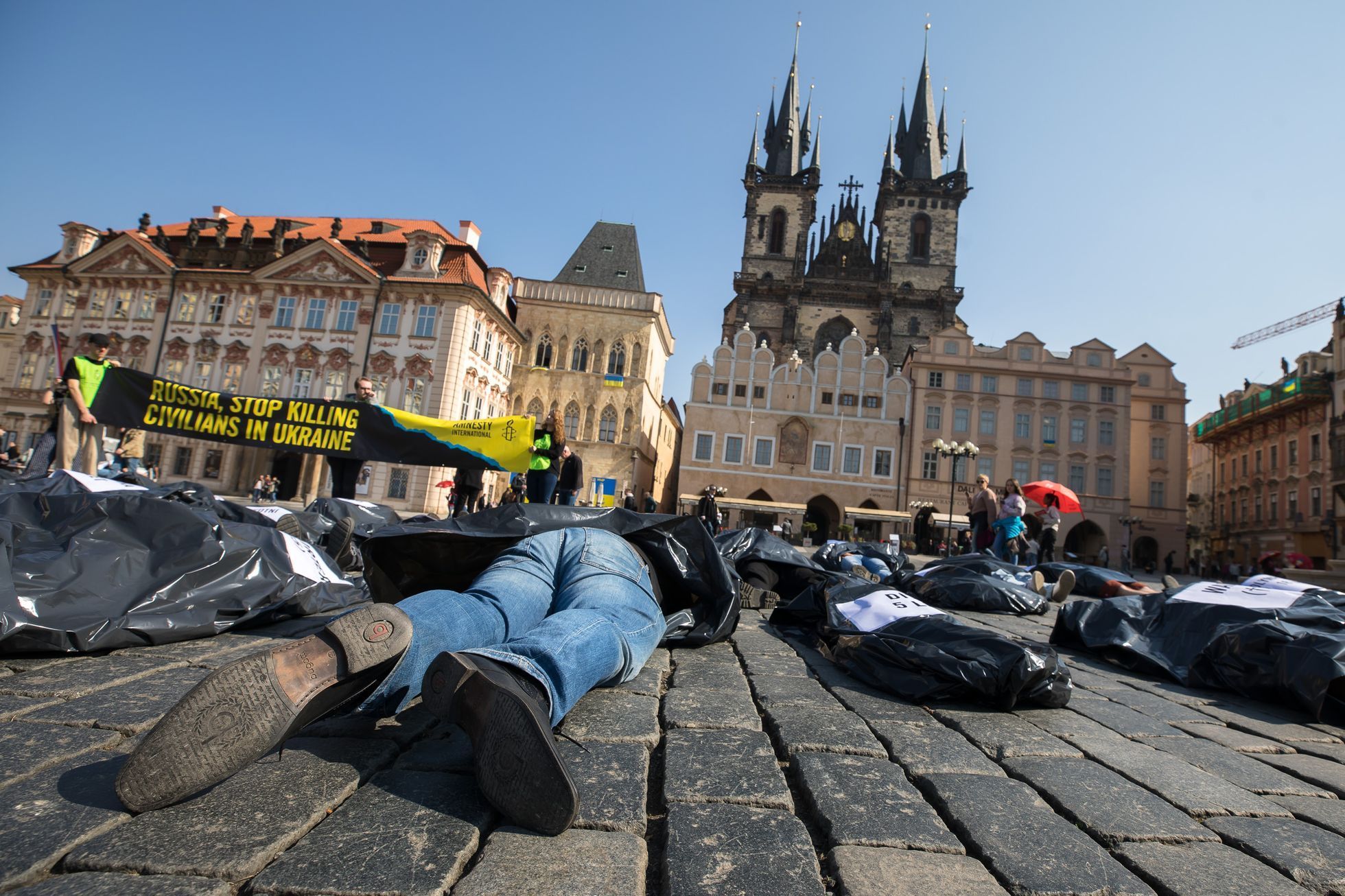 Oběti války na Ukrajině, měsíc od začátku, Staroměstské náměstí, happening Amnesty International