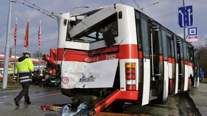 Dva autobusy městské hromadné dopravy se 5. února srazily na brněnském předměstí Slatina.